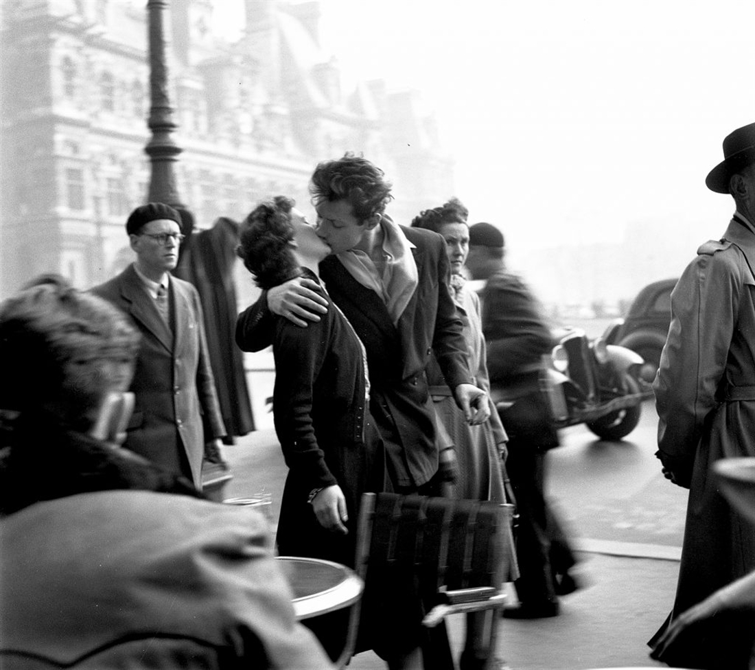 Le Baiser de l'Hôtel de Ville par Robert Doisneau